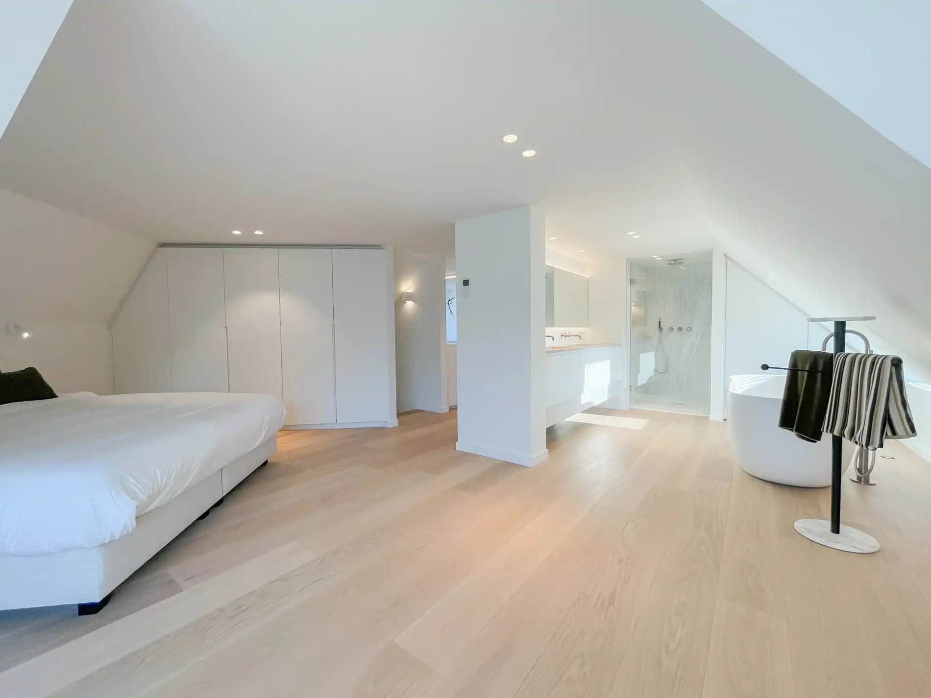 Exclusieve villa: Uitzonderlijk volledig gerenoveerde villa met frontaal zeezicht. foto 35