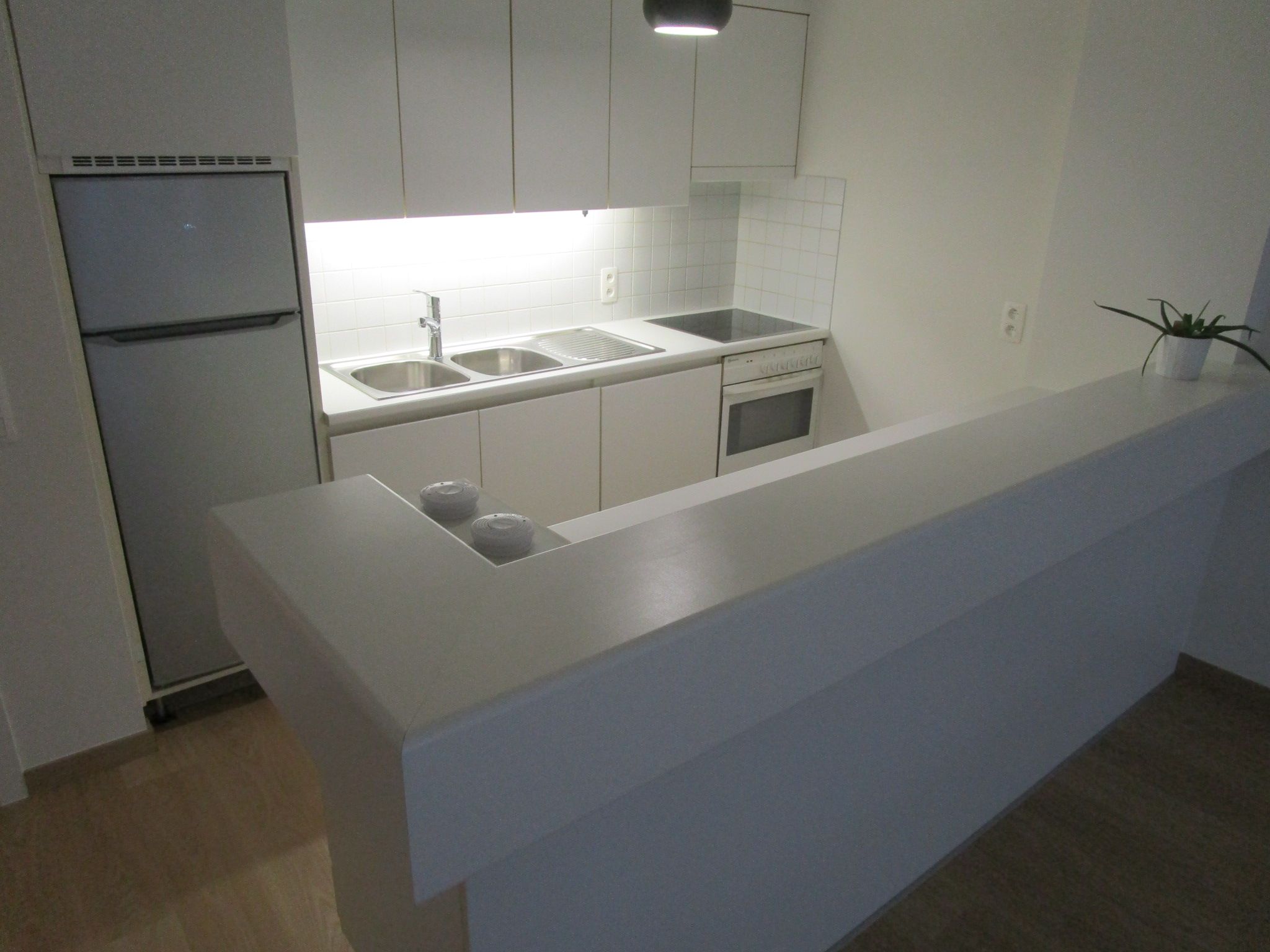 Ruim ongemeubeld appartement met 2 slaapkamers in volle centrum met breed zongericht balkon aan de woonkamer. foto 4