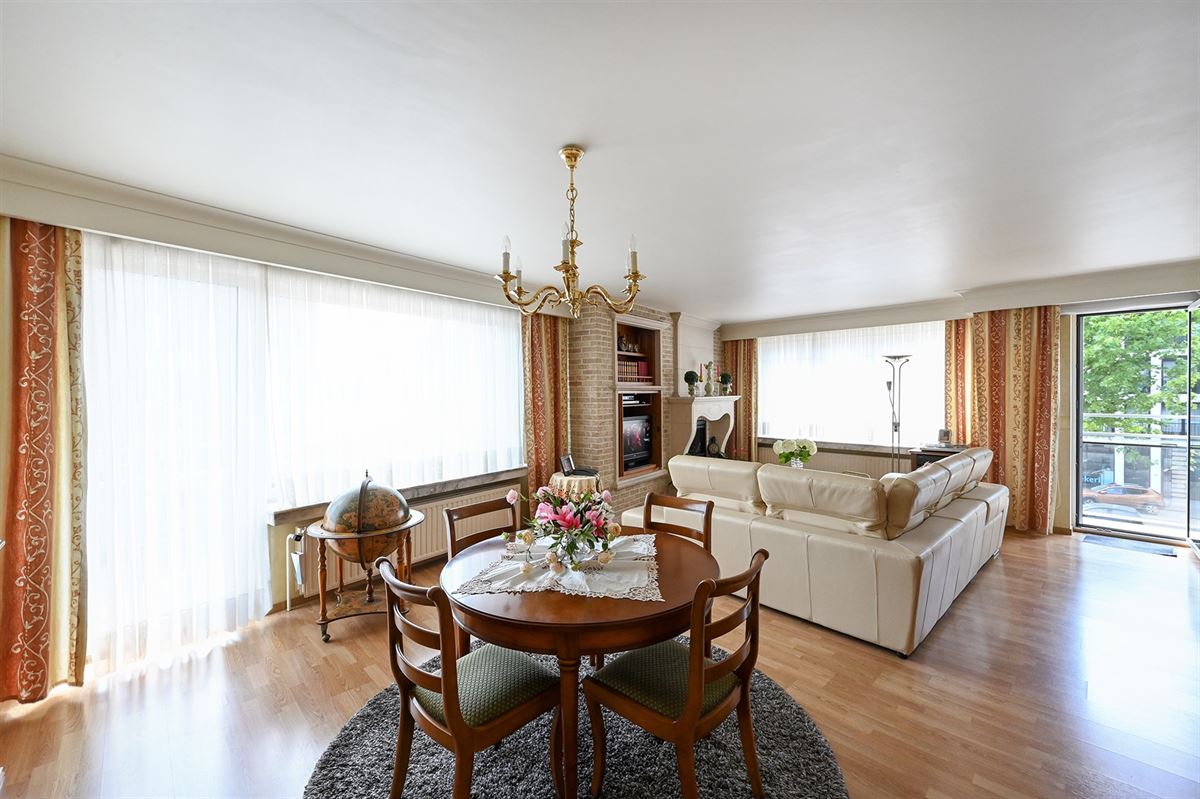 Zeer ruim hoekappartement met 3 slpk en garagebox foto {{pictureIndex}}
