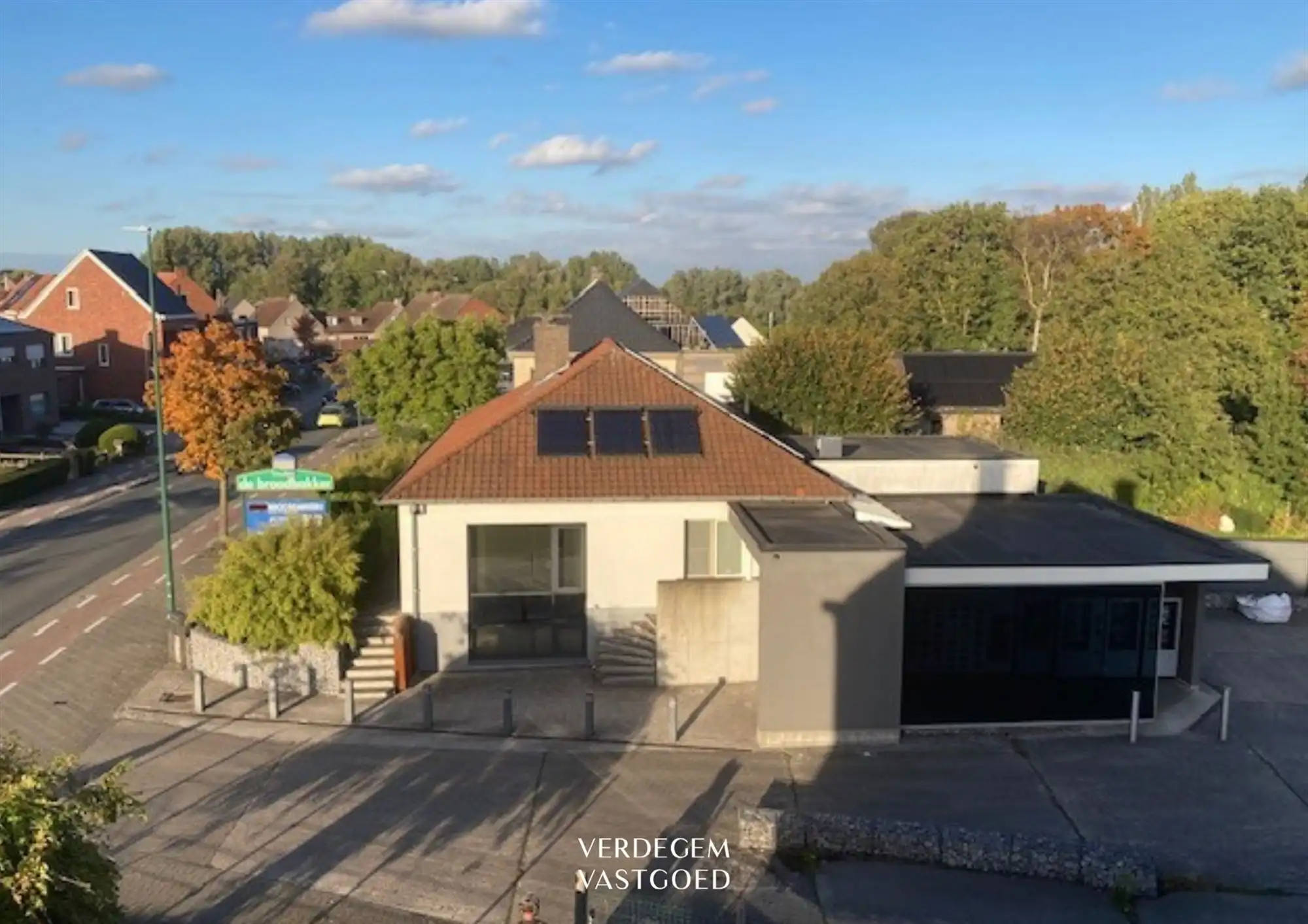 Magazijn van 395m² met villa op toplocatie voor commerciële activciteit foto 2