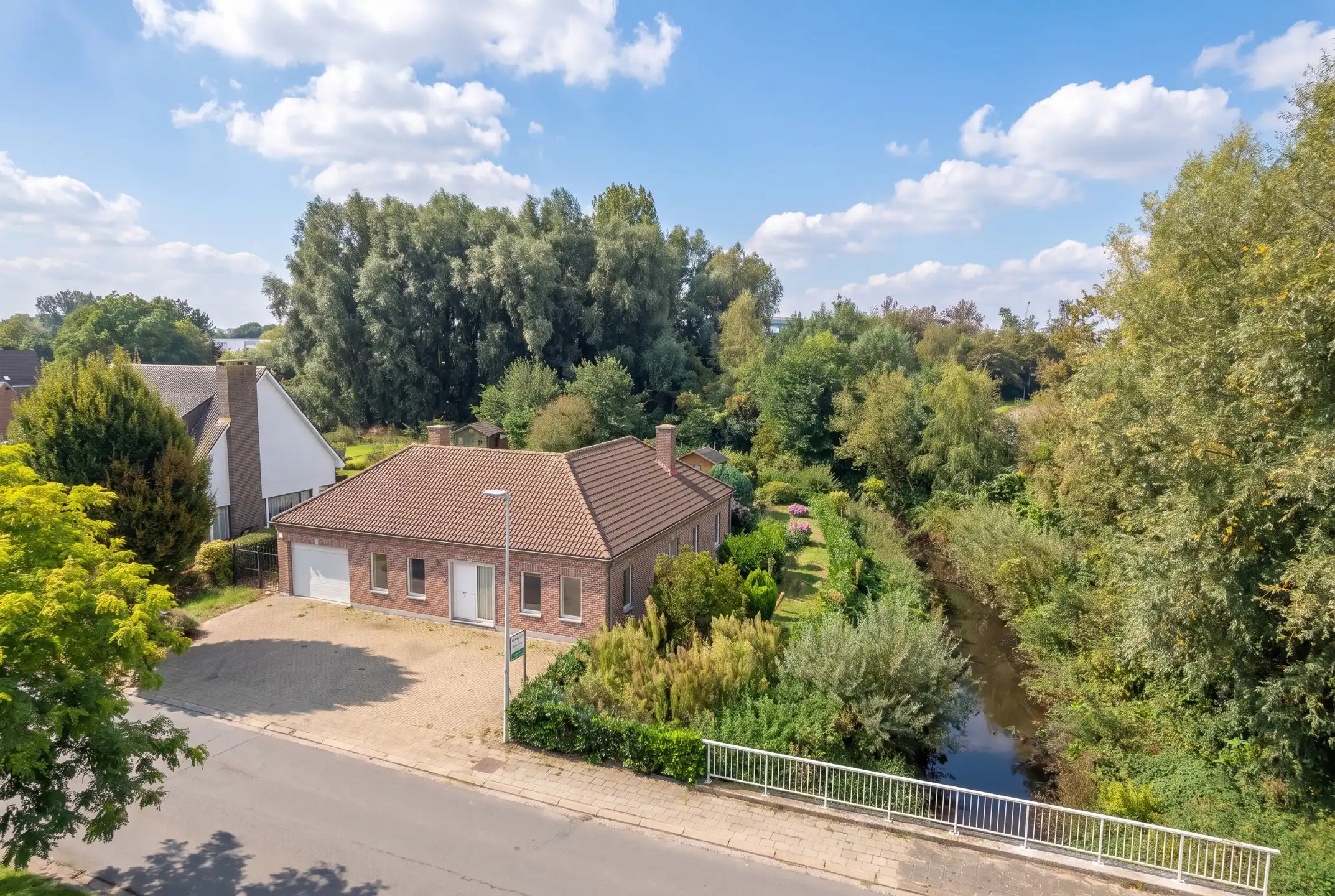 Ruime laagbouw met 3-4 slpk én praktijk en grote garage foto 39