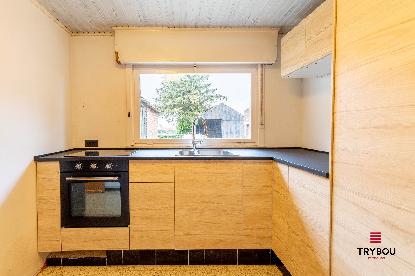 Authentieke hoeve met bijgebouwen op ruim perceel foto 10