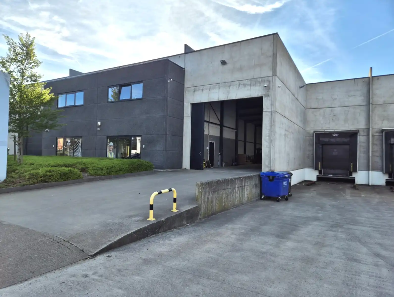 Magazijn 1030m² met  laadkade en 154m² kantoor op topligging foto 2