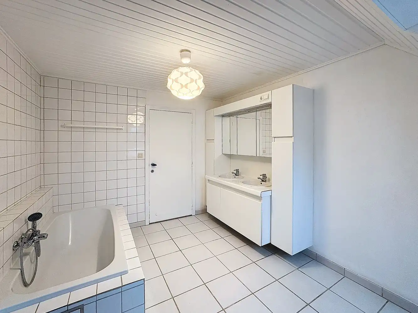 Ruime villa met zwembad op een rustige locatie foto 14