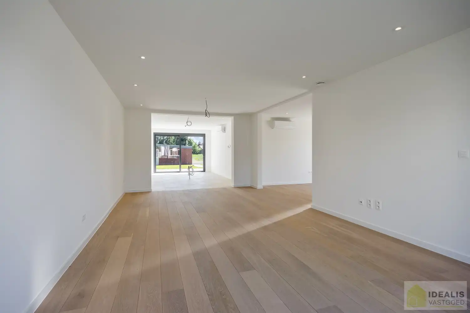 IDEALIS VASTGOED – Schitterend volledig vernieuwde woning (+- 220m²) met een heerlijke open leefruimte, 3 ruime slaapkamers, luxueuze badkamer, ruime wasplaats op een fijn zuid georiënteerd perceel! Dit heerlijke huis bevindt zich op een knap perceel van 8a 69ca in een heerlijk rustige en groene omgeving! - EEN MUST VISIT! - foto 10