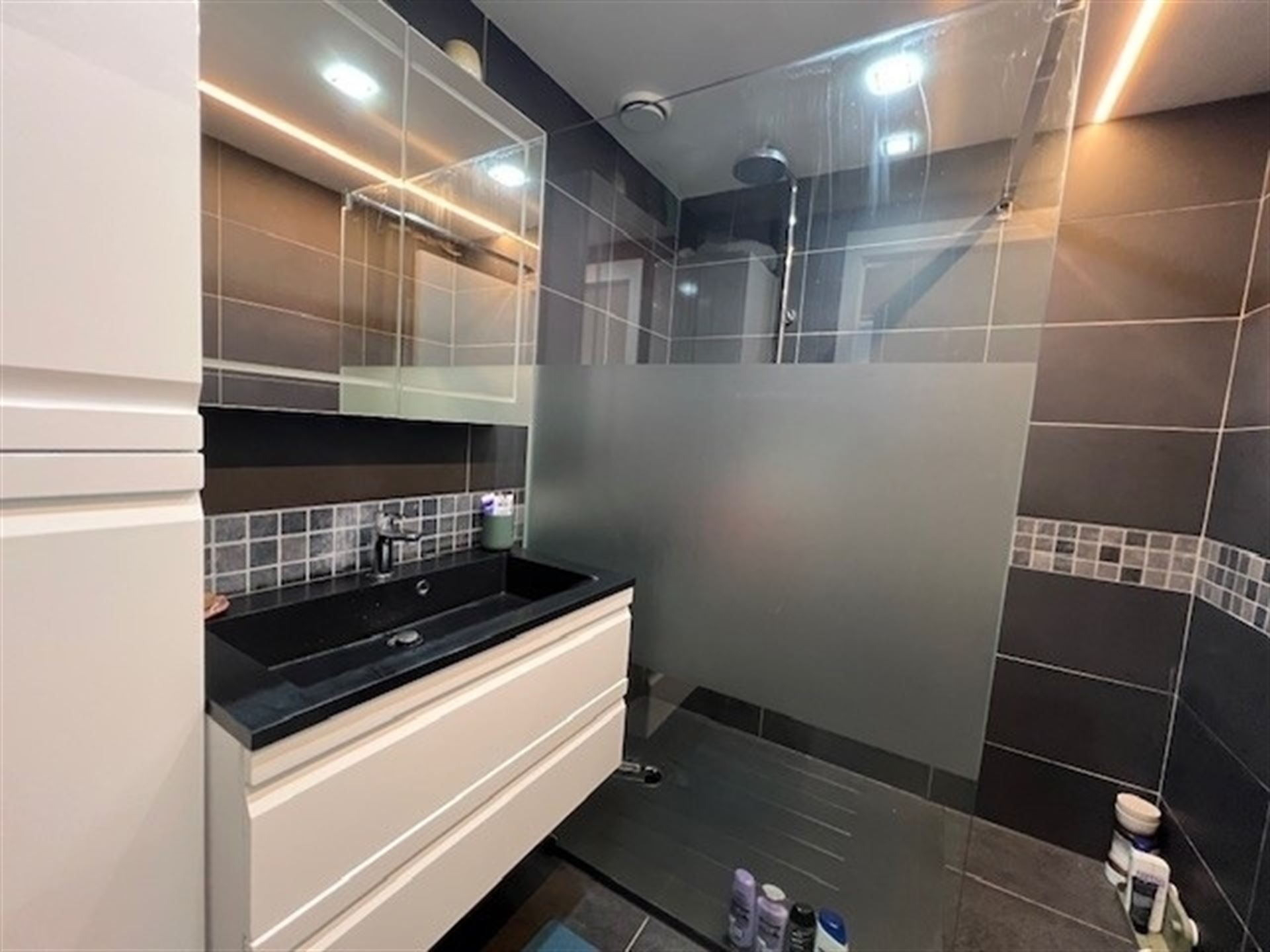 Ruim instapklaar appartement met garage! foto 6