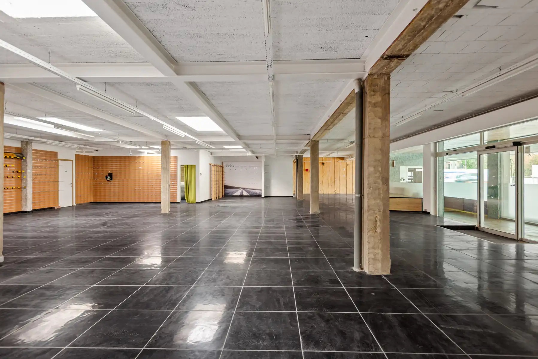 Veelzijdig commercieel pand met woongedeelte foto 3