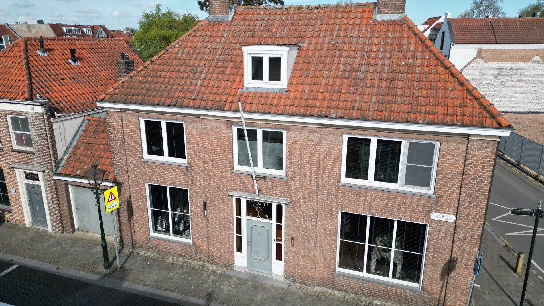 Vrijstaande woning met garage en stadstuin op toplocatie in Sluis foto {{pictureIndex}}