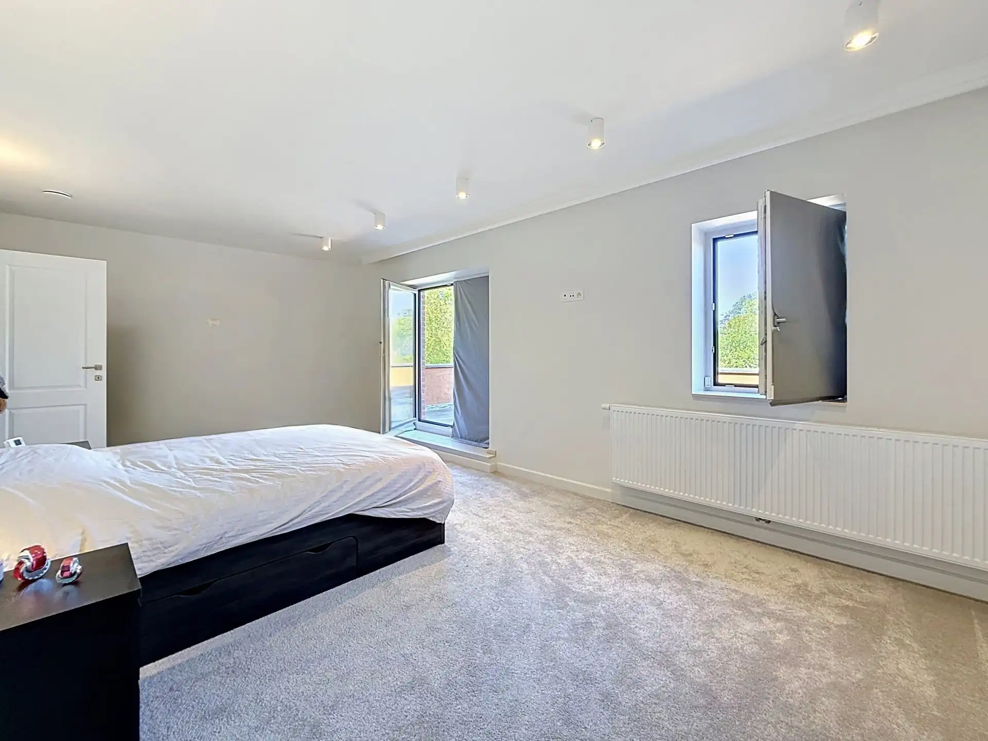 3-gevels huis met 4 slaapkamers en een tuin foto 9
