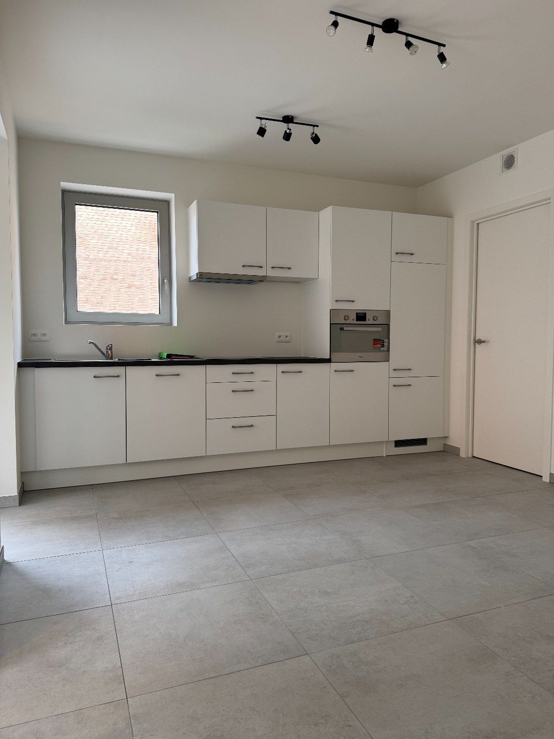 NIEUWBOUWAPPARTEMENT MET 2 SLAAPKAMERS, TERRAS, ONDERGRONDSE AUTOSTANDPLAATS EN KELDERBERGING IN RESIDENTIE "DE KWINT" TE ZONHOVEN foto 2