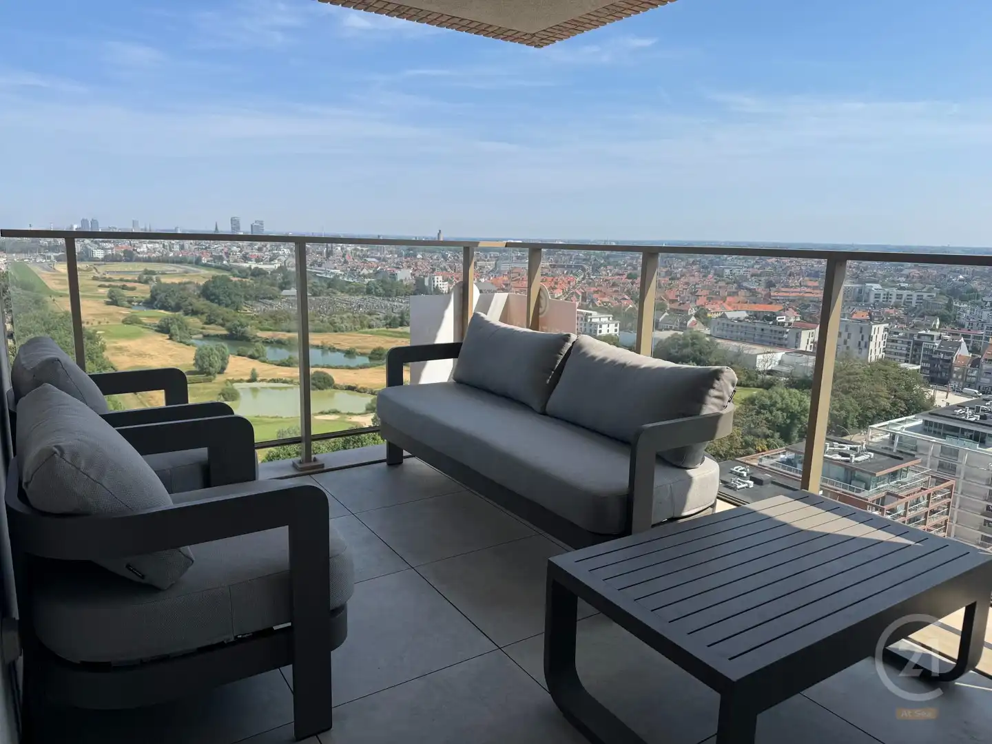 Exclusief nieuwbouw hoekappartement met panoramisch uitzicht en zijdelings zeezicht in Oostende foto {{pictureIndex}}