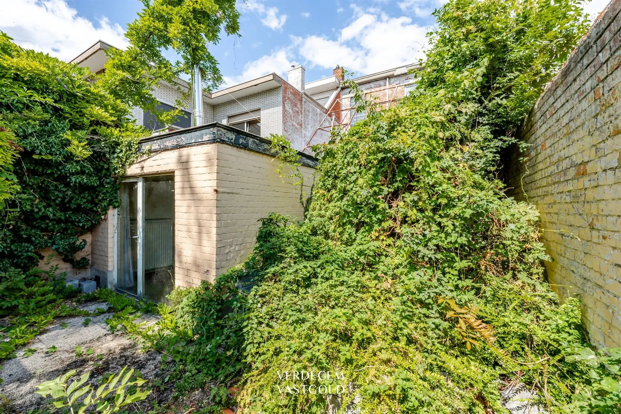 Renovatieproject: centraal gelegen handelspand met woonst en tuin foto 4