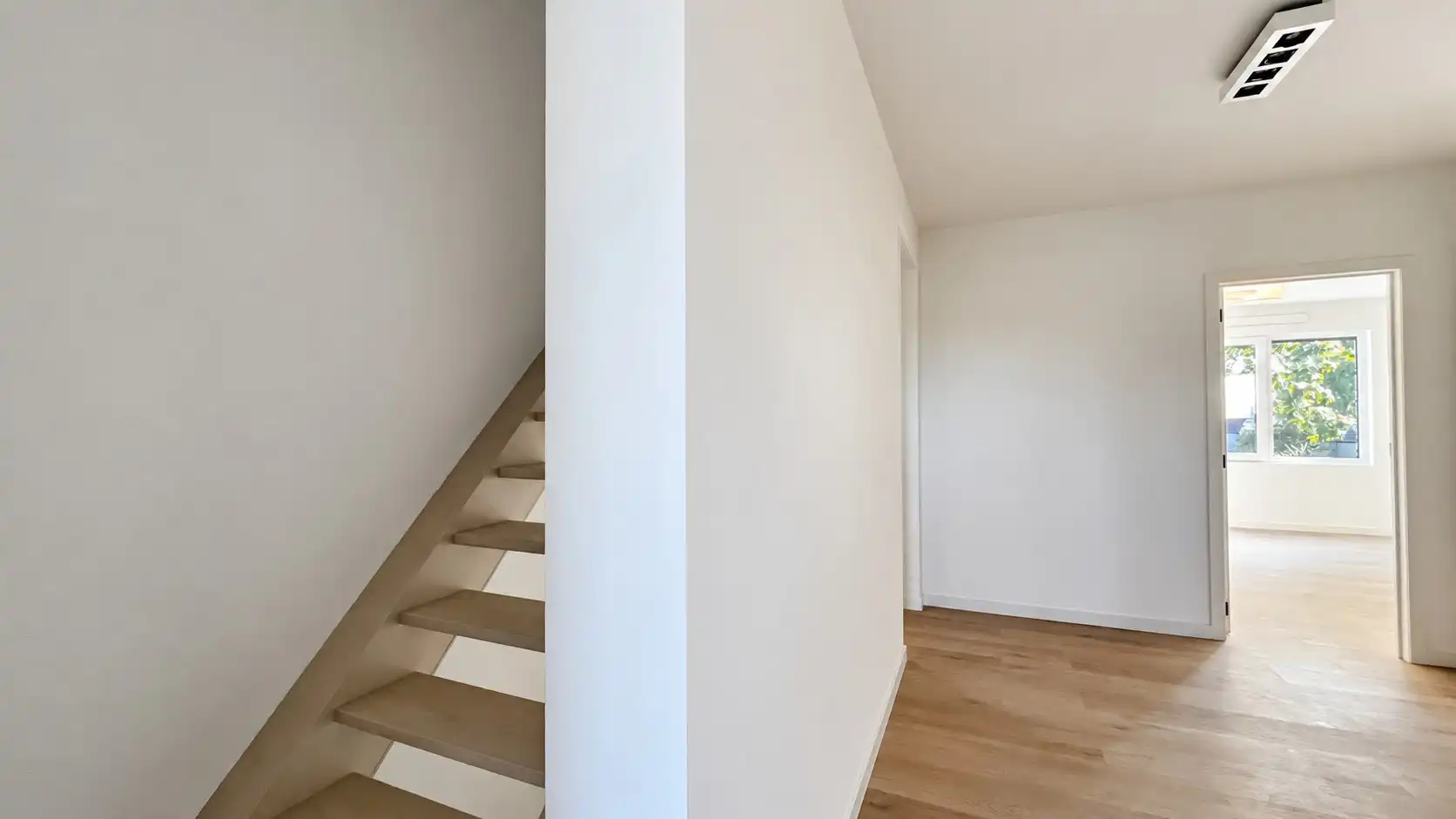 Luxe woning met 5 kamers, grote garage, grote uitbouw en een aangename tuin foto 8