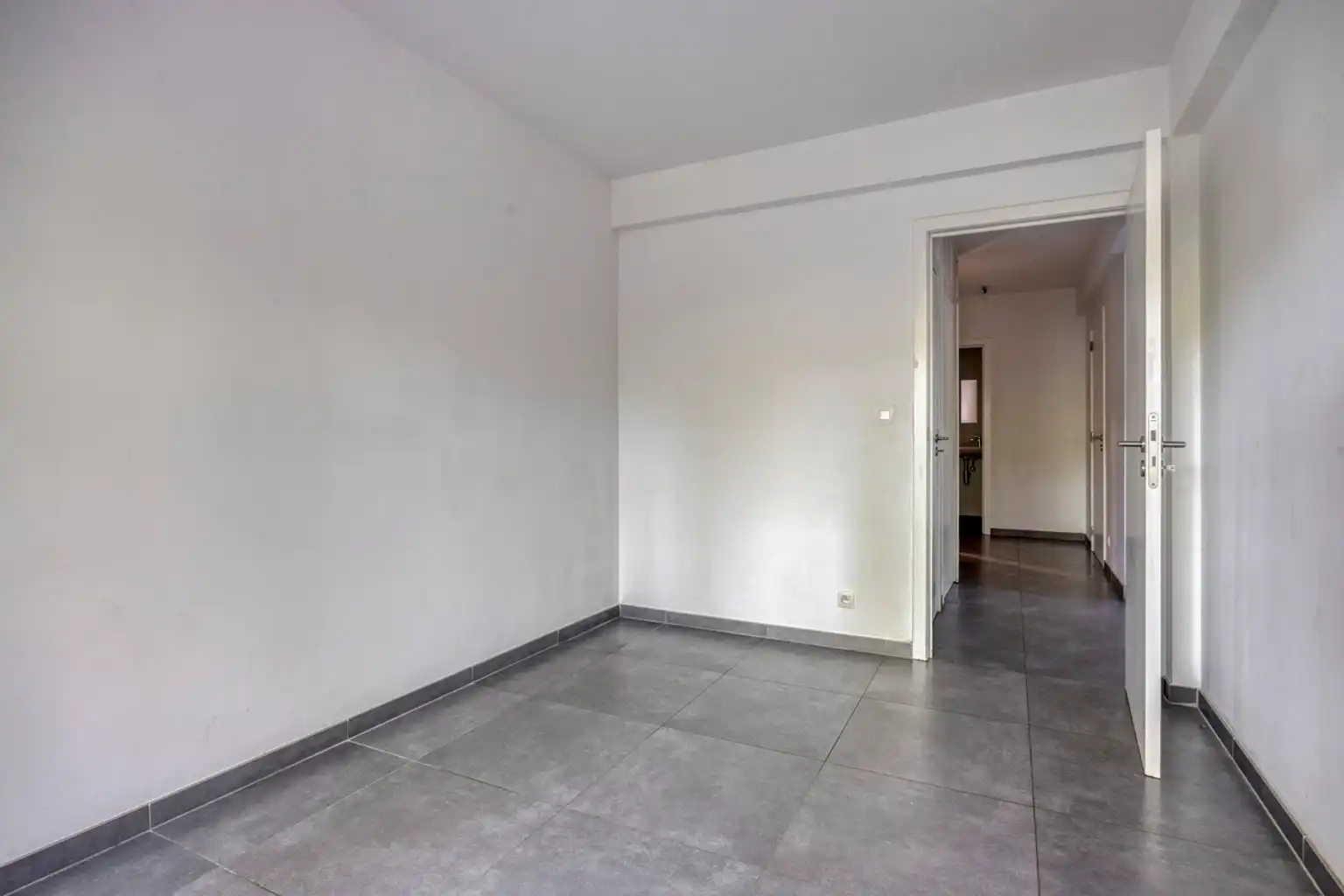 Instapklaar gelijkvloers appartement met eigen tuin foto 13