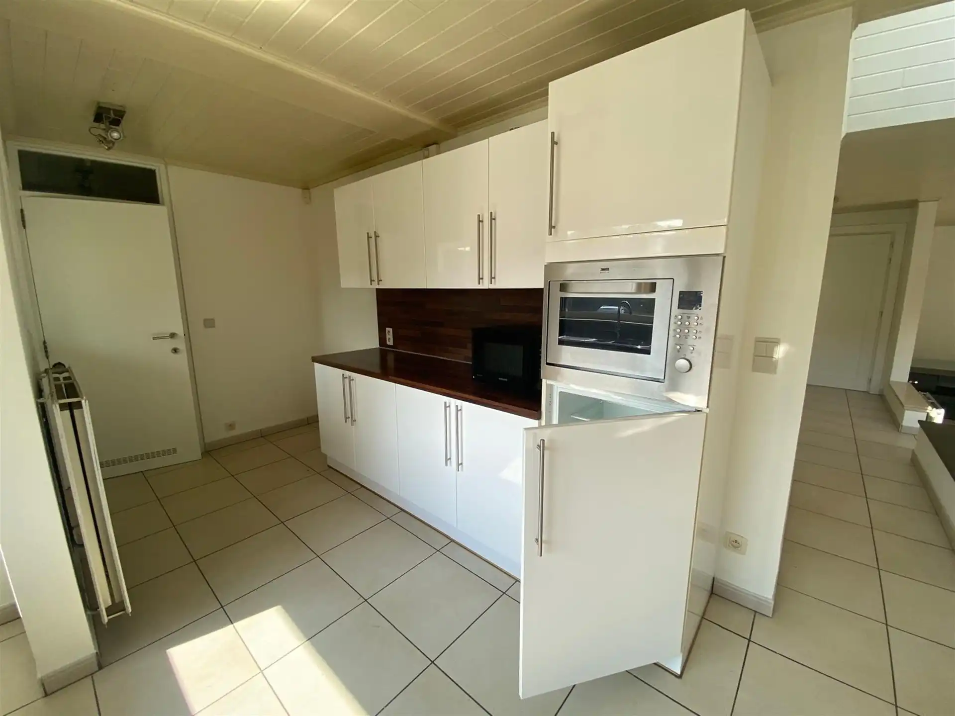 Ruime bungalow met twee slaapkamers en grote tuin foto 10