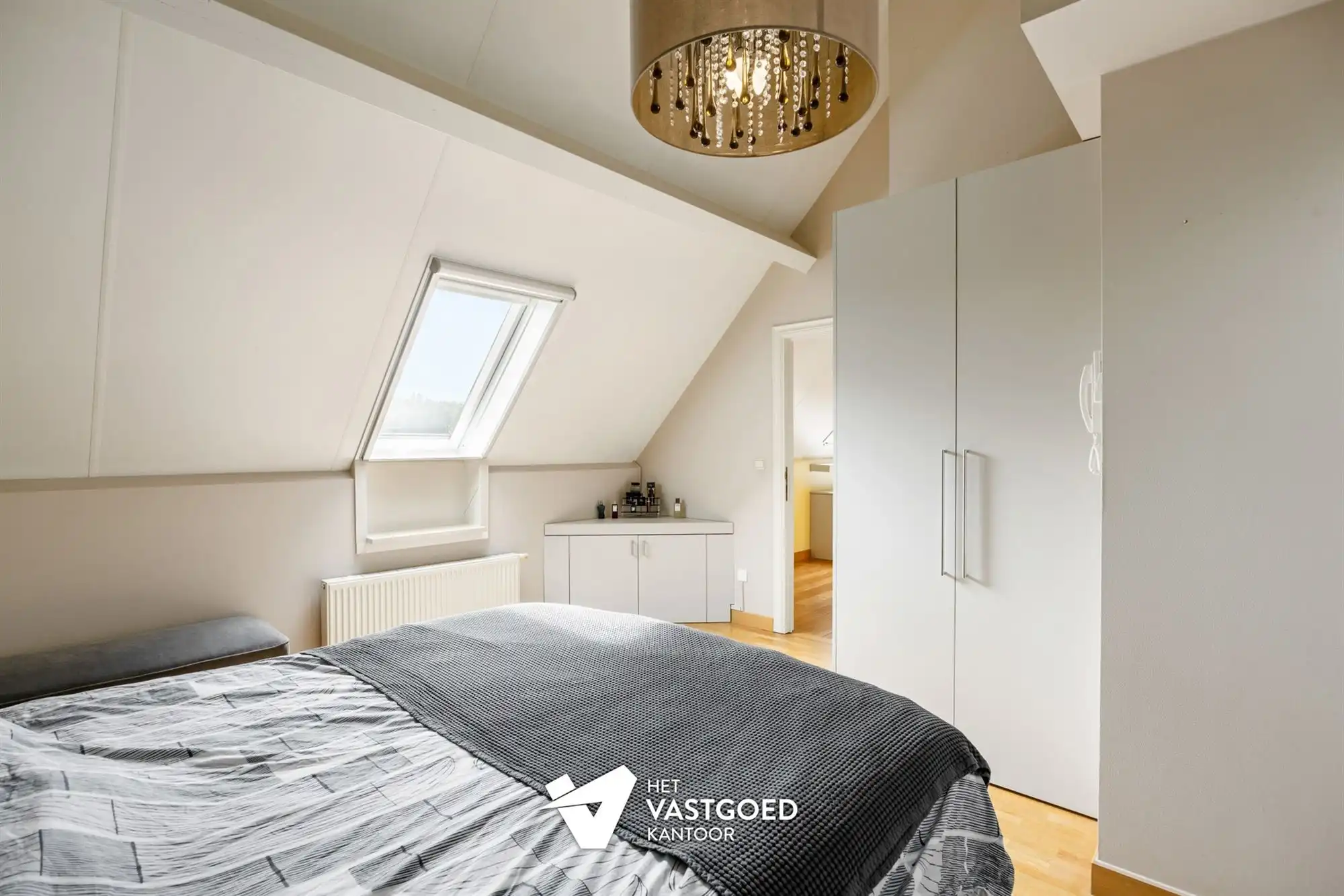 ZEER RUIM DUPLEX APPARTEMENT MET BIJHORENDE AFGESLOTEN GARAGEBOX EN 2 STAANPLAATSEN IN HET CENTRUM VAN OOSTHAM foto 18