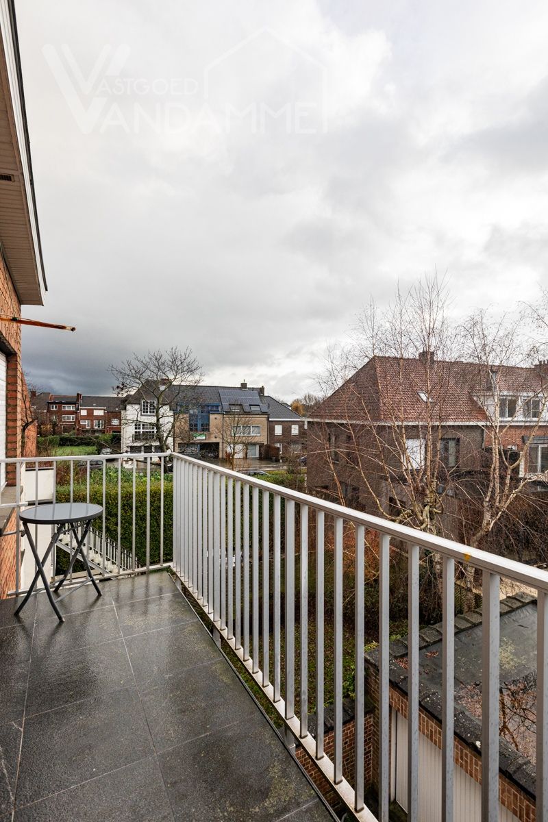 Residentieel, centraal gelegen, te moderniseren 2- slaapkamer-appartement met terras, ruime garage en kelder. foto 5