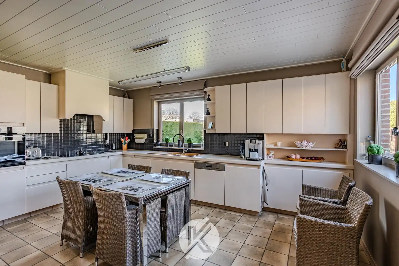 Ruime halfopen bebouwing op strategische locatie foto 12