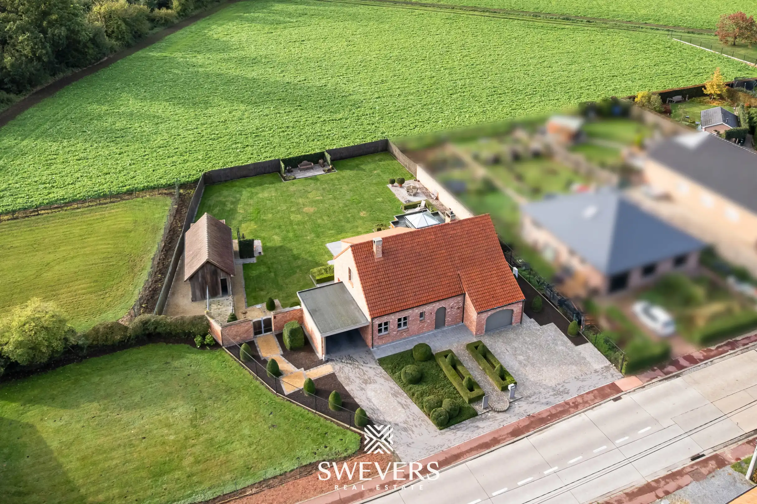 Sfeervolle open bebouwing met royale tuin en veel privacy foto 2