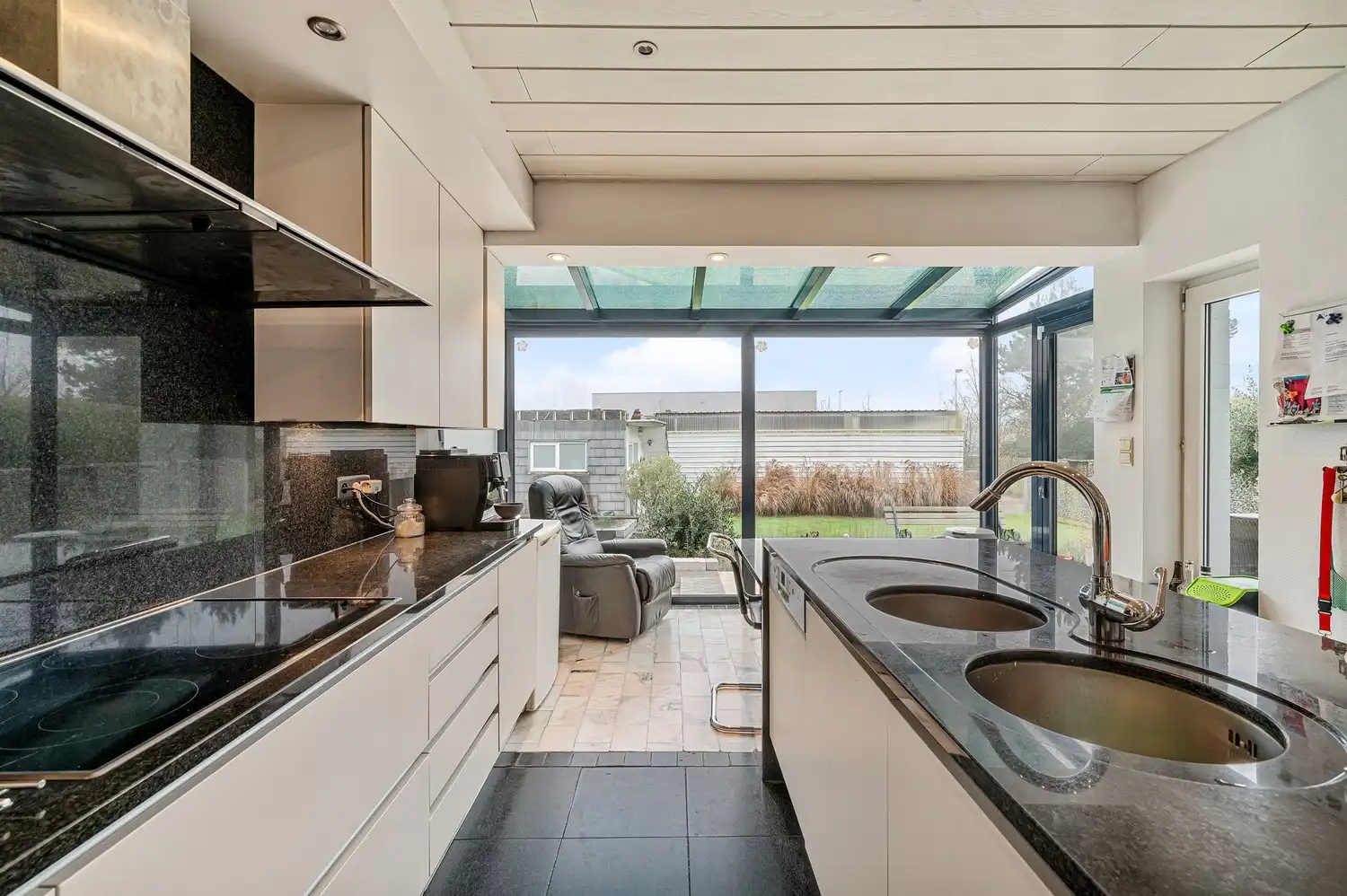 Karaktervolle villa met 6 slaapkamers, tuin en ruime loods foto 9