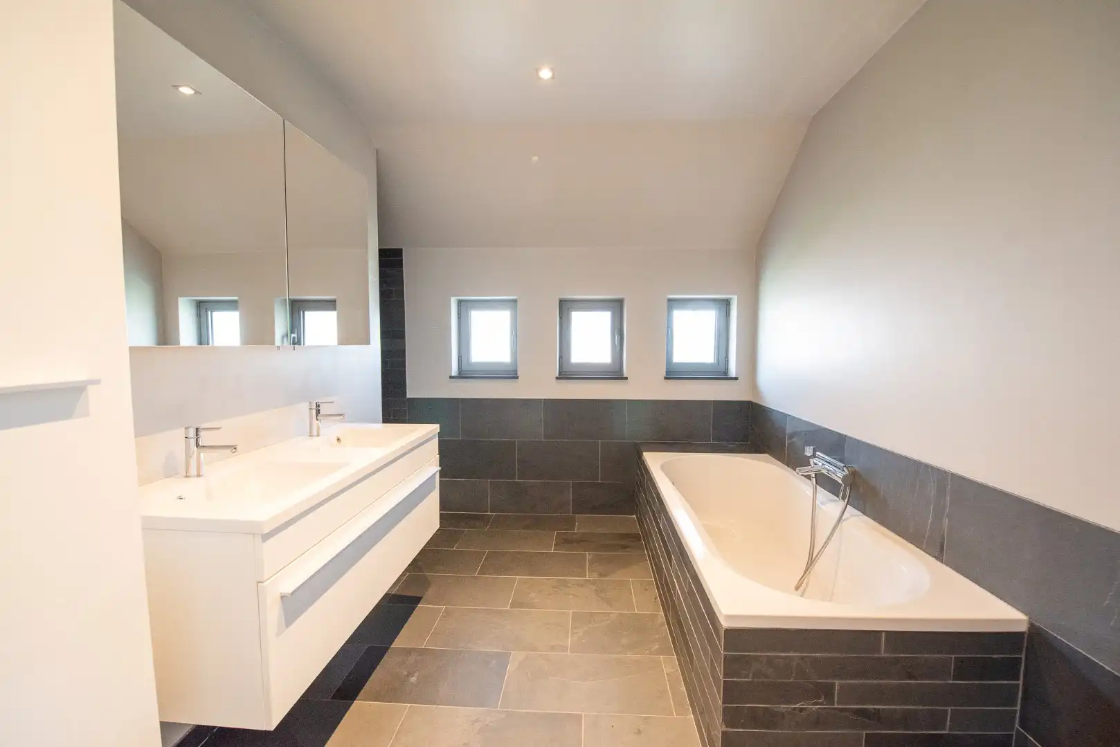 Rustig gelegen, ruime woning met 3 slaapkamers te Oeselgem! foto 14