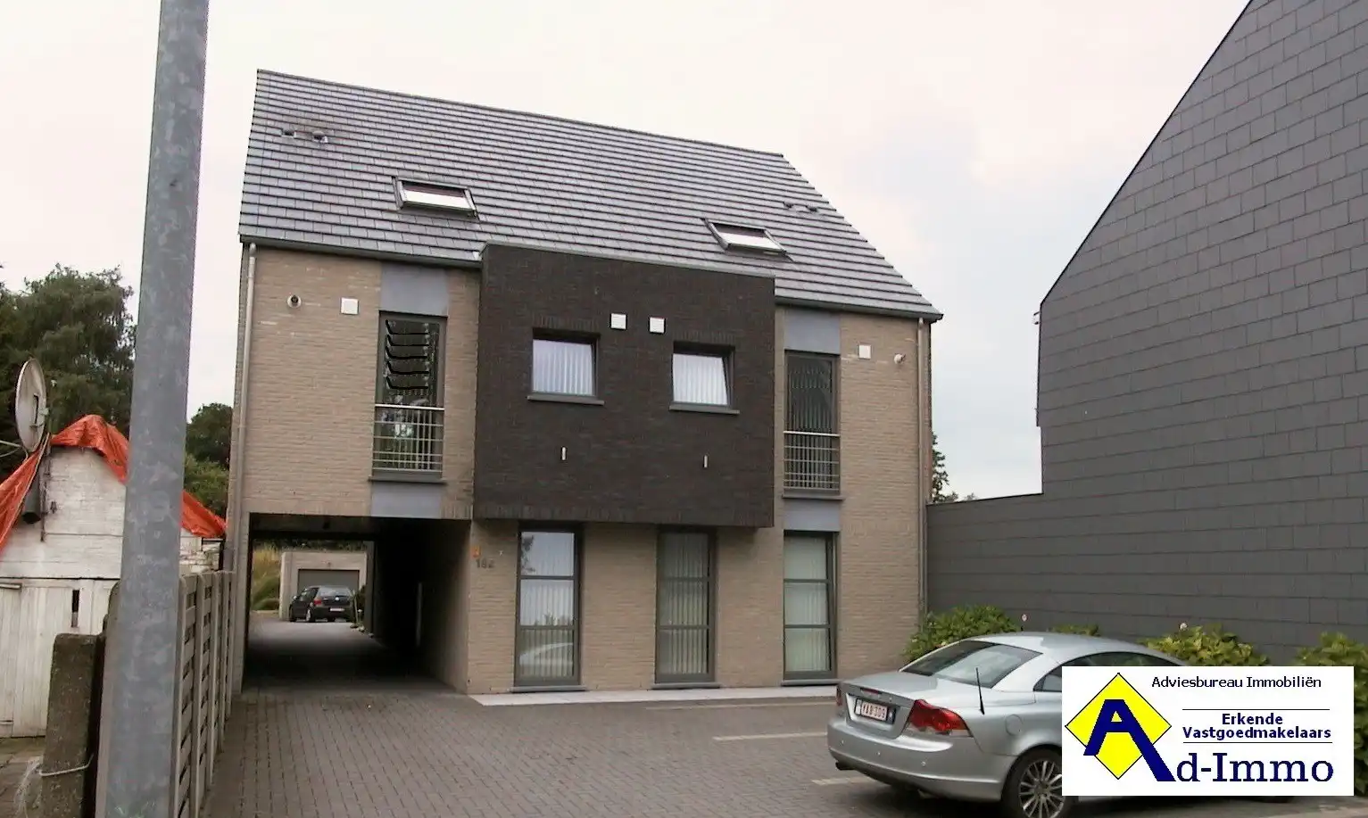 Recent gelijkvloers appartement met twee slaapkamers en privé garage aan de kanaalkom van Leopoldsburg. foto {{pictureIndex}}