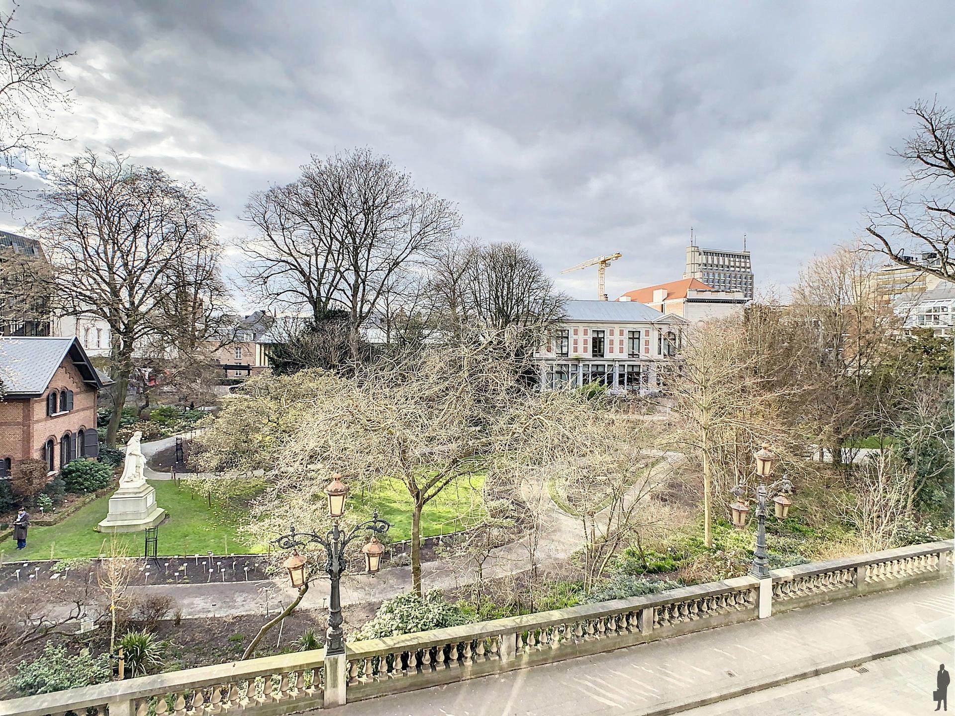 Drie-slaapkamerappartement met zicht op de Botanische tuin. foto {{pictureIndex}}