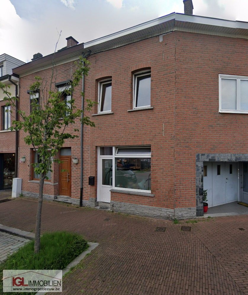 Woning met 2 slaapkamers en tuin in het centrum van Sint-Genesius-Rode foto {{pictureIndex}}