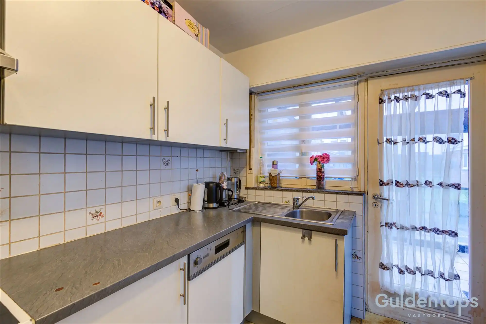 half open woning op ruim perceel foto 17