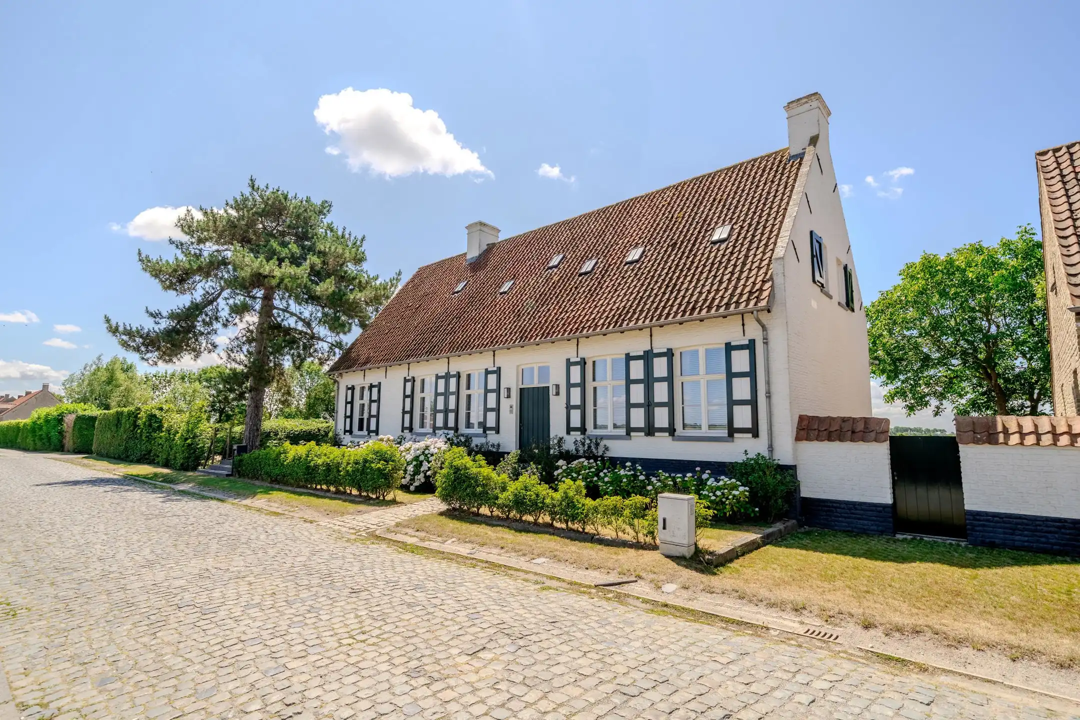 Karaktervolle hoeve met authentieke charme en een verfijnde, luxueuze afwerking op een uniek domein van 2.913 m²... foto {{pictureIndex}}