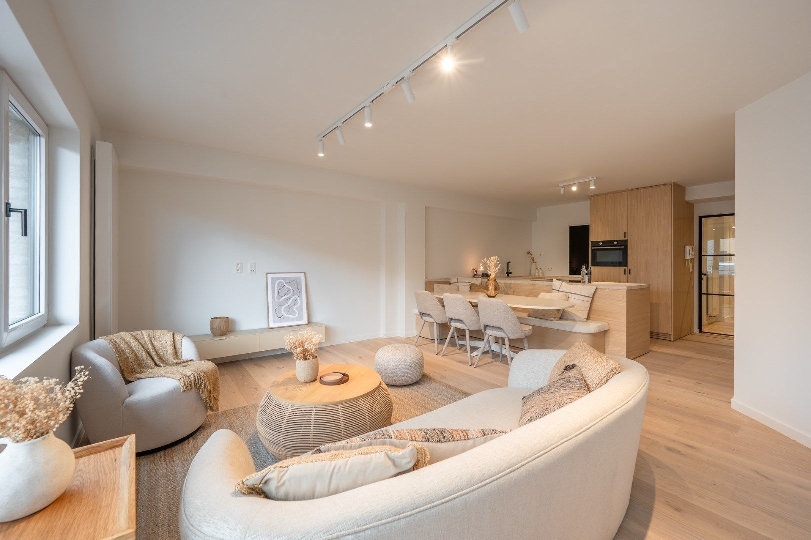 Luxueus gerenoveerd appartement met 3 slpks.  foto 3