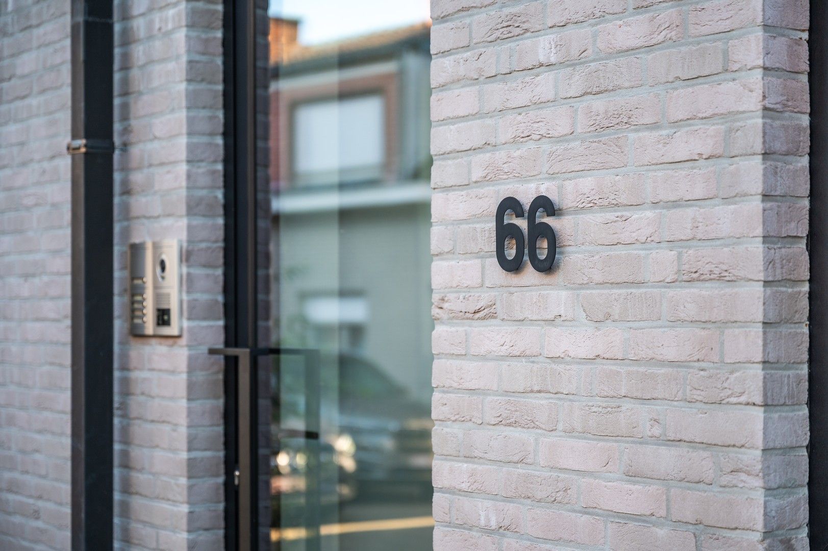 Stijlvol gelijkvloers appartement met tuin en autostaanplaats foto 3