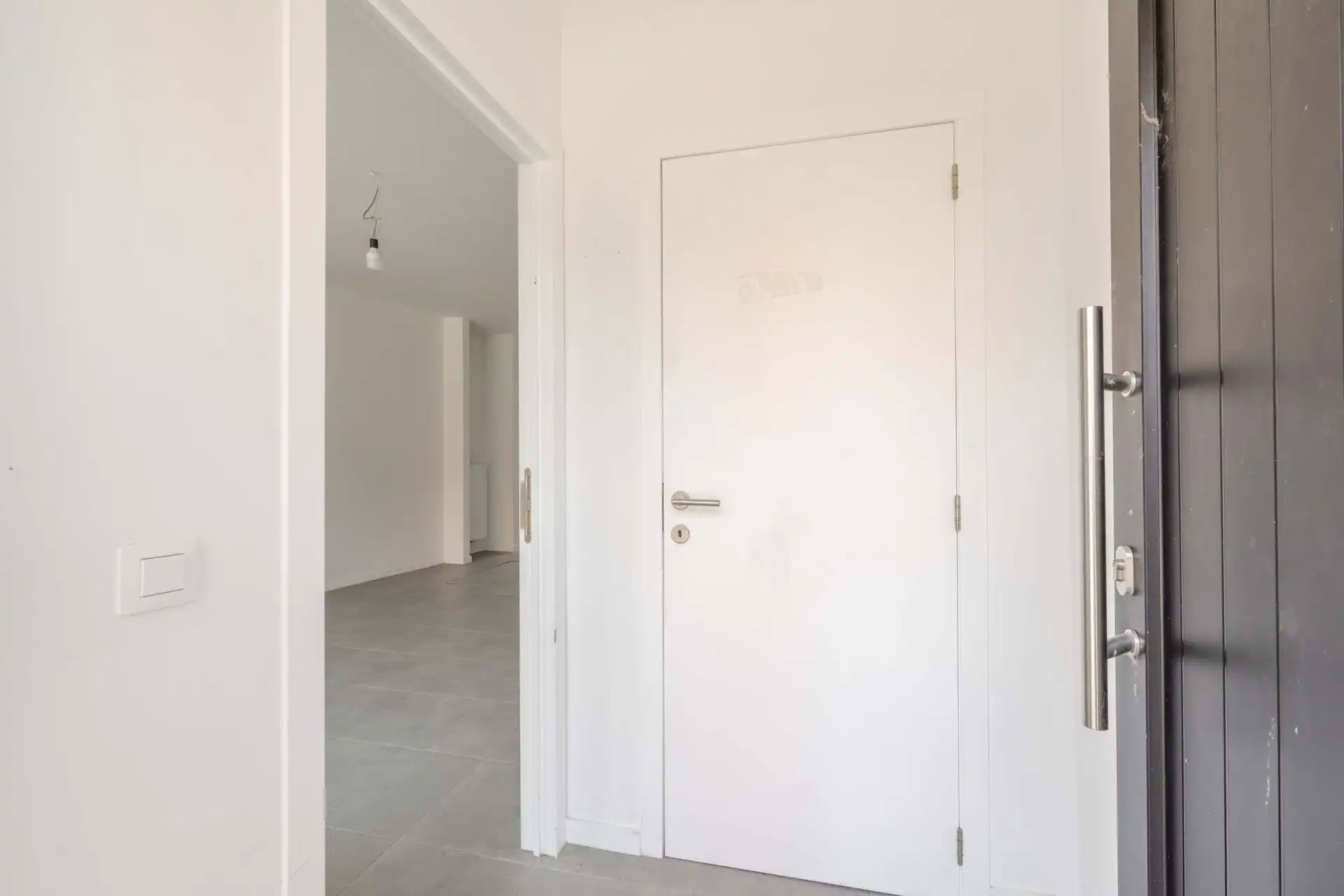 Volledig gerenoveerde rijwoning met 3 slaapkamers, 2 badkamers & gezellige binnenkoer in Wevelgem foto 2