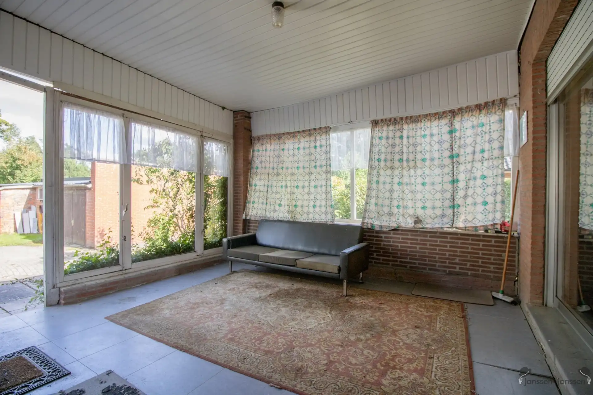 Rustig gelegen te renoveren woning met 5 slaapkamers, ruime garage op 3.990 m² foto 5