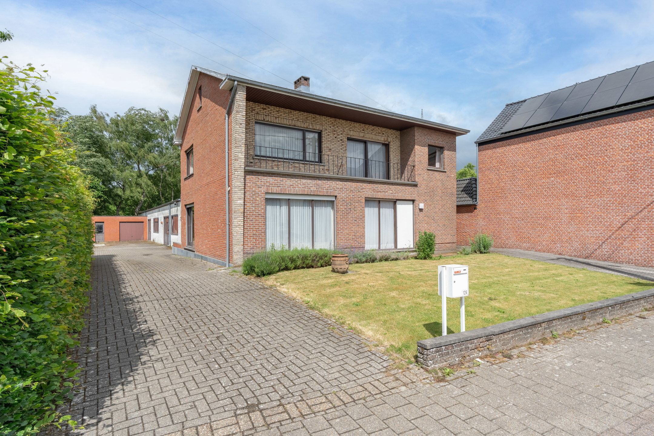 Ruime, te renoveren woning met vergund magazijn te Beerse foto 2