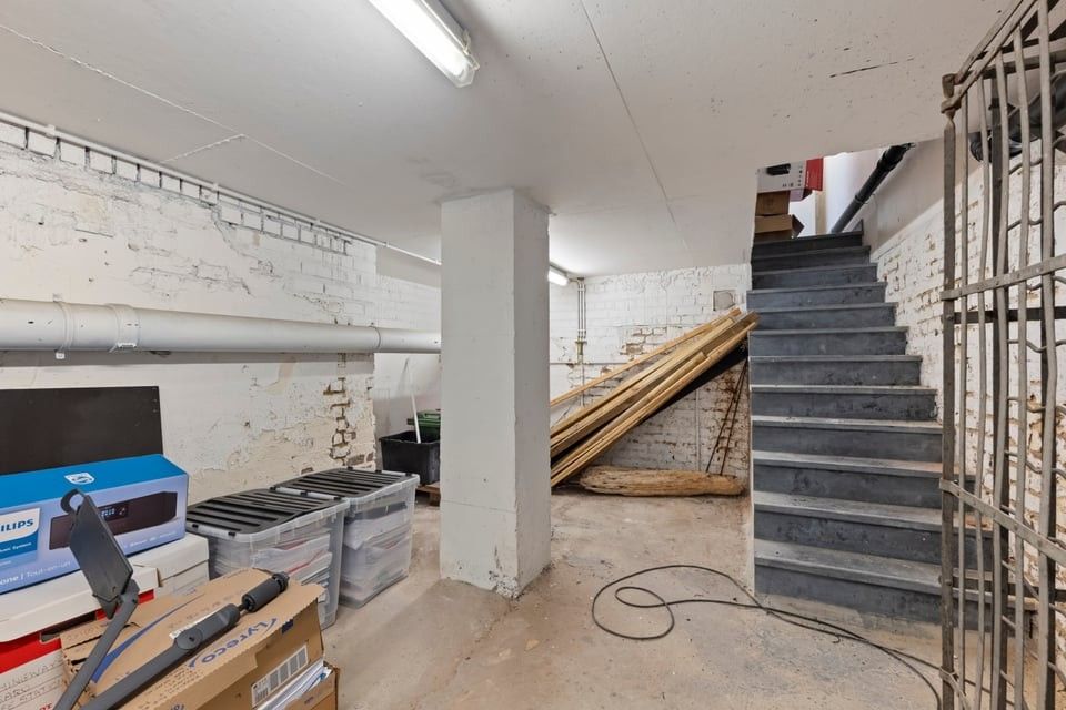 INSTAPKLARE HANDELSRUIMTE MET KANTOOR, VERGADERRUIMTE EN KELDER OP TOPLOCATIE IN SINT-TRUIDEN foto 15