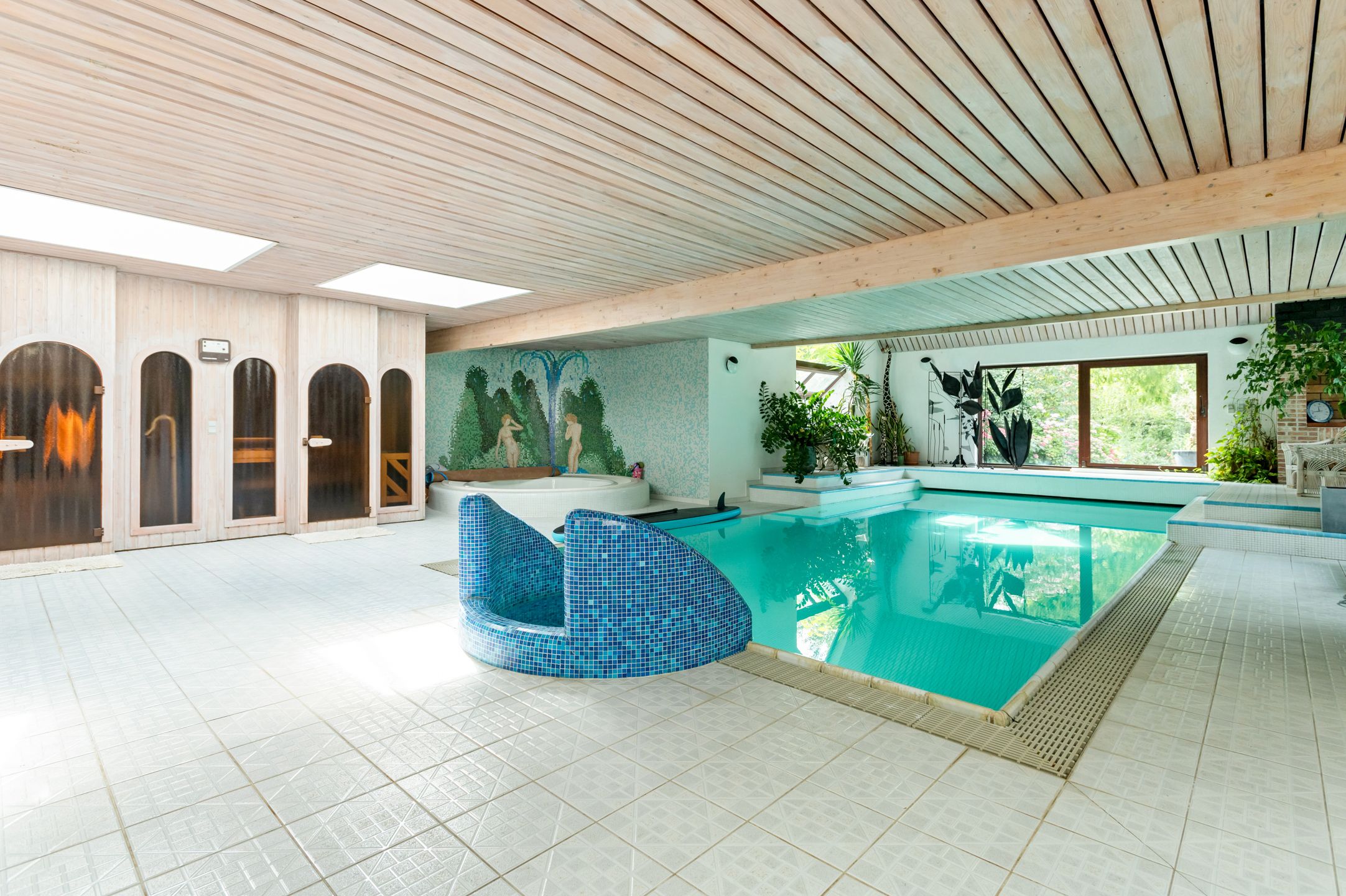 Villa met binnenzwembad en tennisterrein op toplocatie. foto 17
