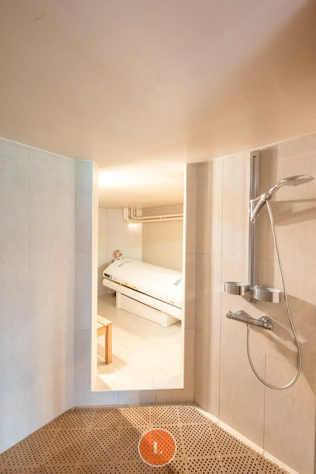 Statige villa met binnenzwembad, polyvalente ruimte en groene privacy foto 12