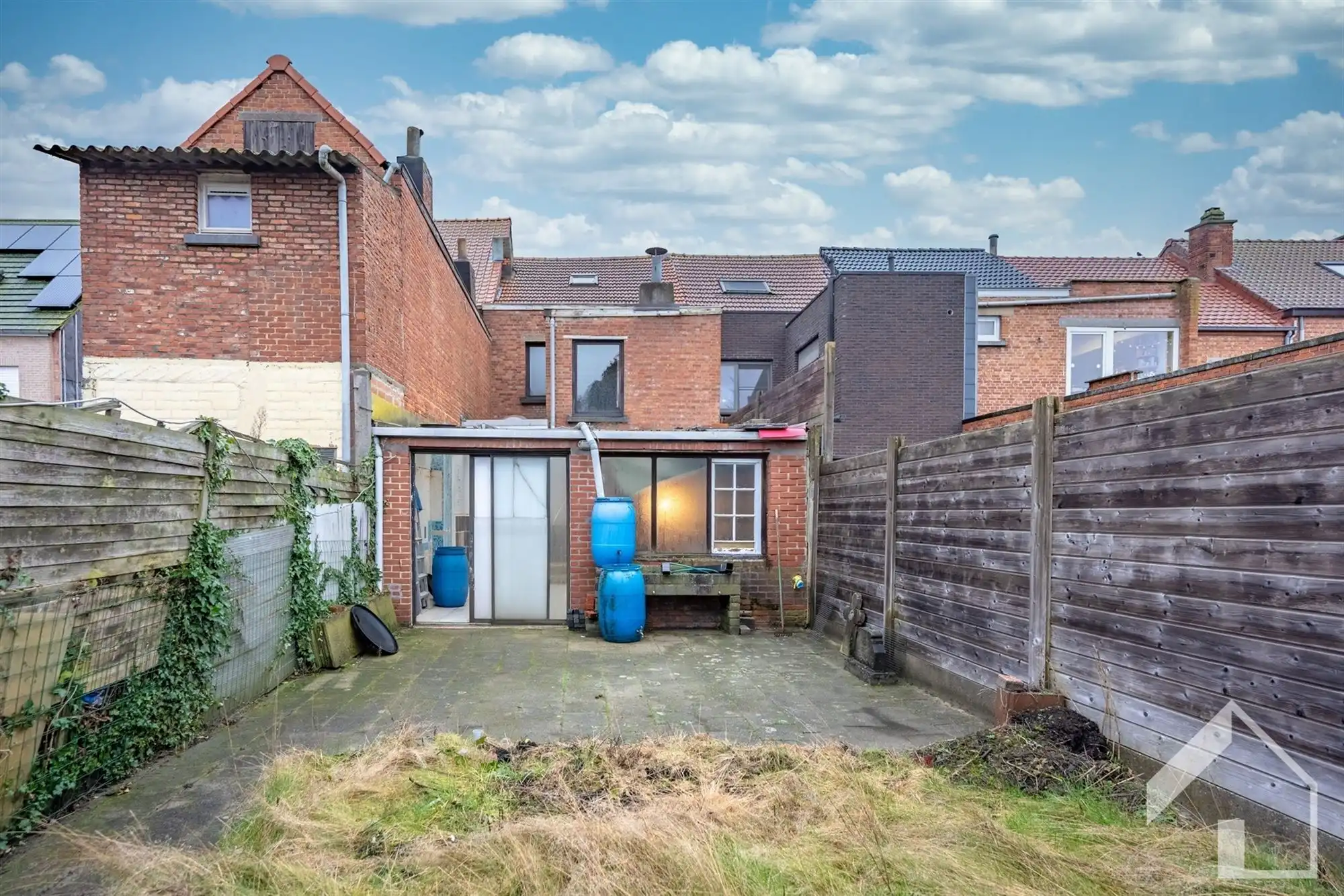 Te renoveren woning met veel potentieel foto 11
