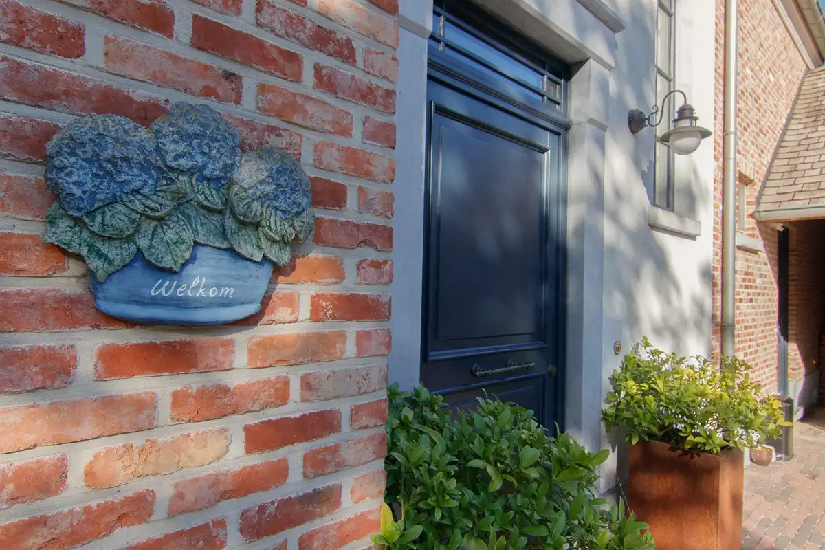 Hoogwaardig afgewerkt landhuis met Engelse grandeur op toplocatie foto {{pictureIndex}}