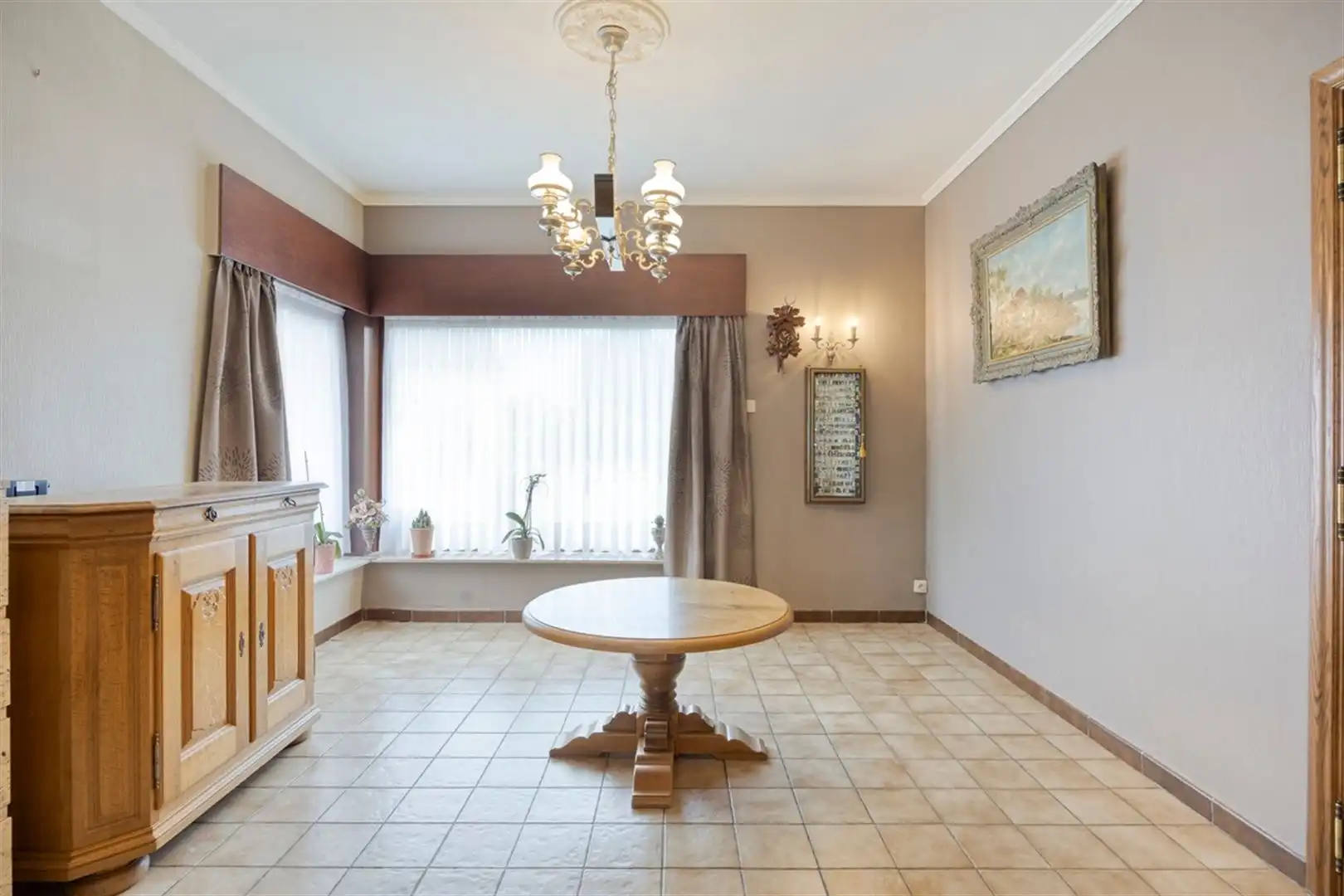 Rustig gelegen, op te frissen halfopen bebouwing met 3 slaapkamers op een perceel van 672 m². foto 4