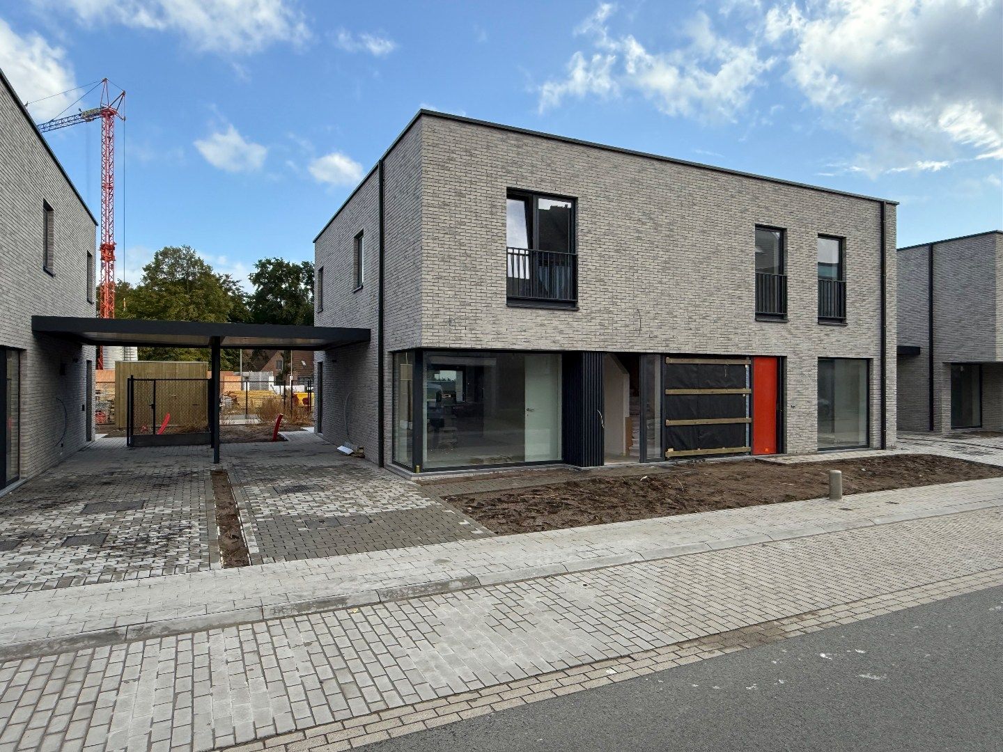 Nieuwbouw half open bebouwing met carport foto {{pictureIndex}}