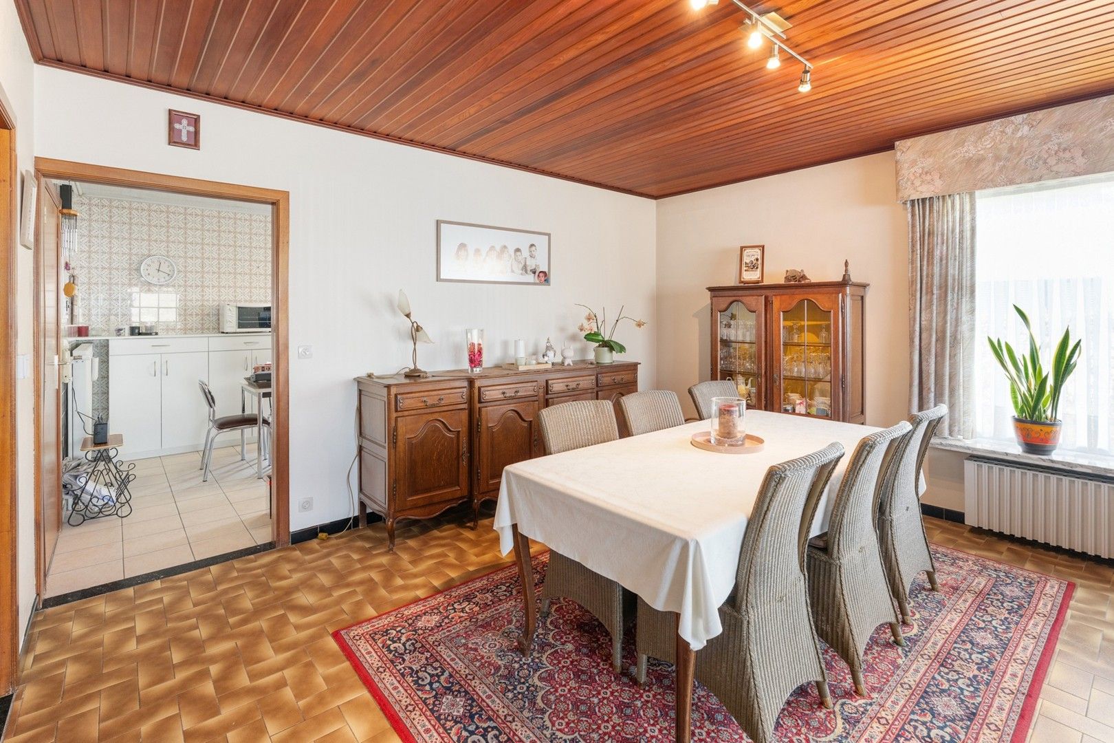 Ruime alleenstaande villa-bungalow met zongerichte tuin en garage foto 4