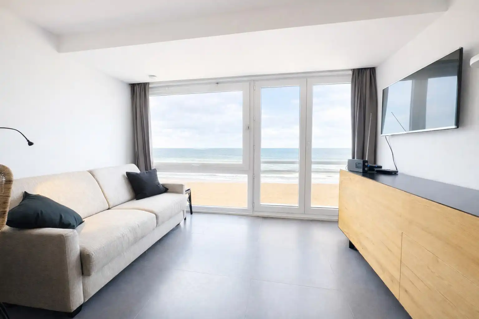 Te koop: gerenoveerde studio met frontaal zeezicht – ideaal als investering* foto {{pictureIndex}}