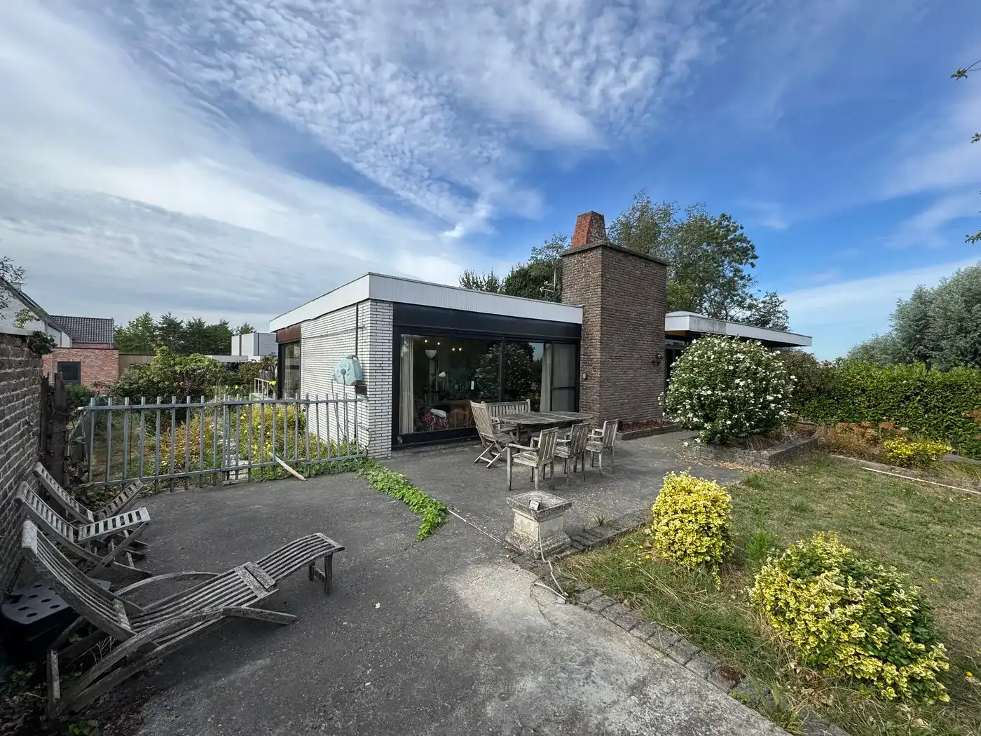 Ruime bungalow uit 1960 met panoramisch uitzicht en groene tuin in Zwevegem foto 7