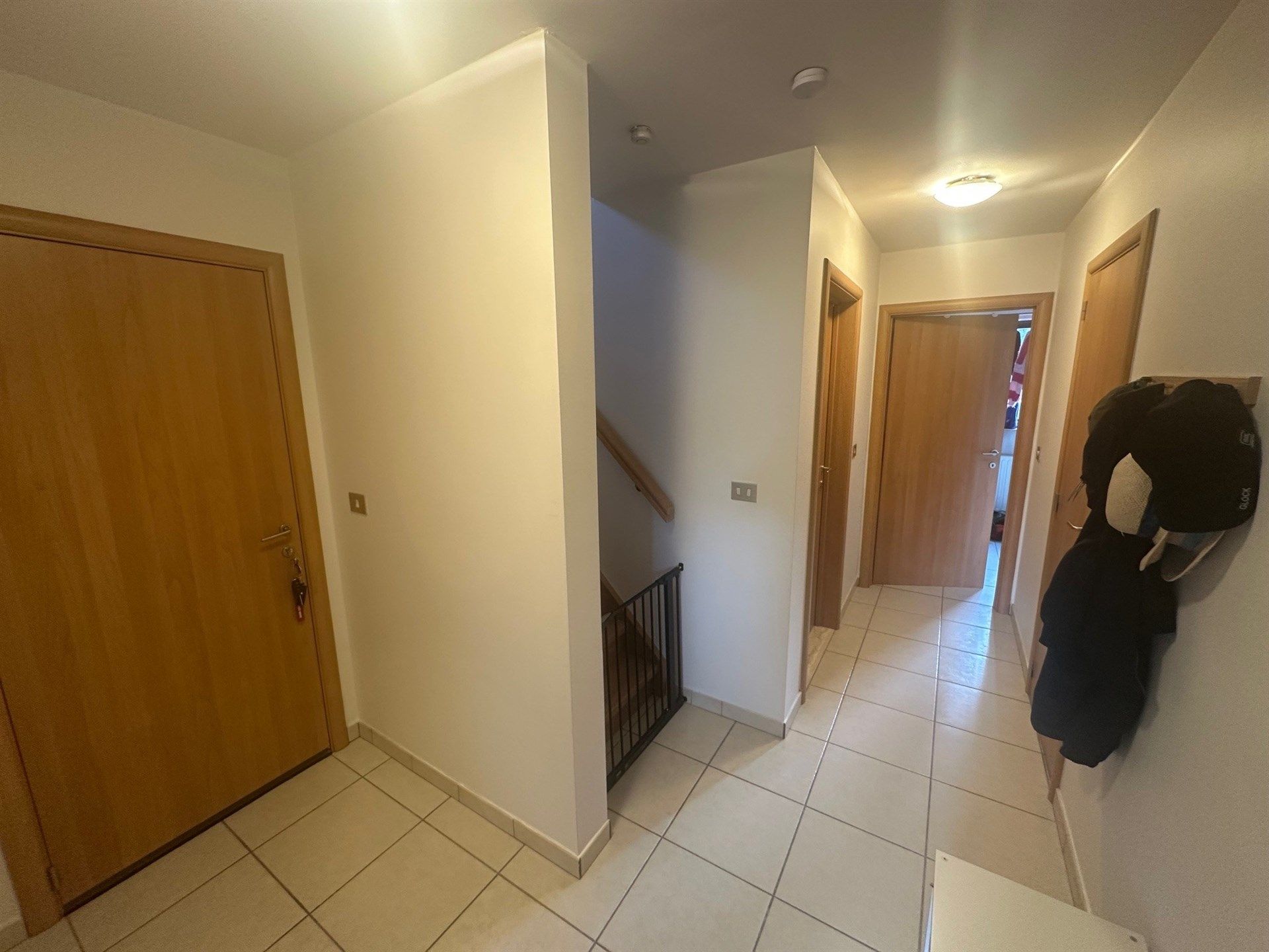 Gunstig gelegen 2 slaapkamer duplex appartement met garage.  foto 5