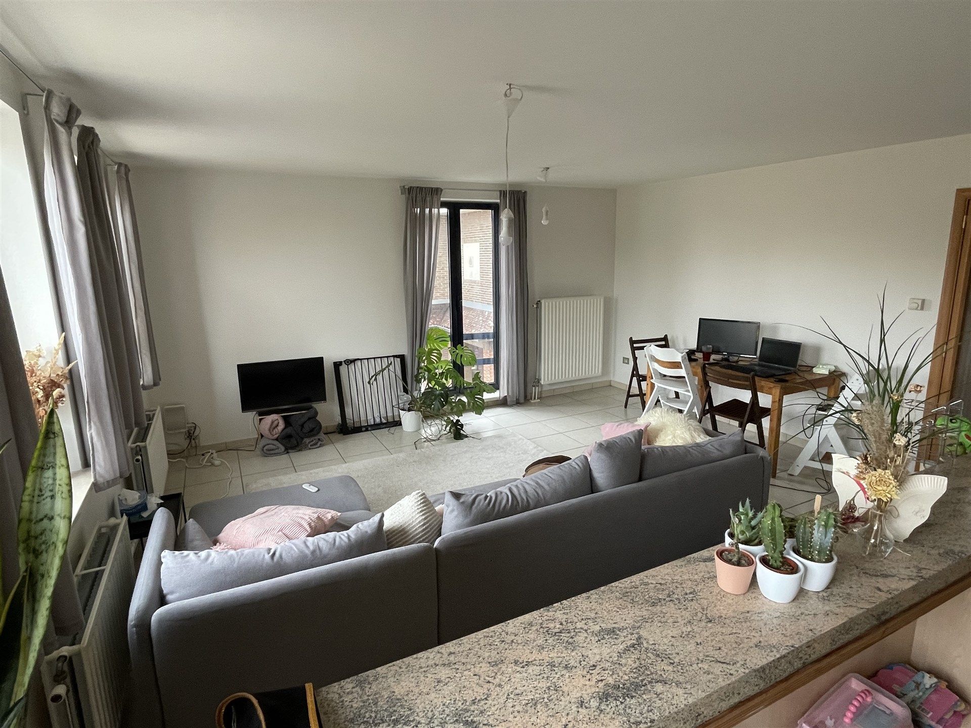 Gunstig gelegen 2 slaapkamer duplex appartement met garage.  foto 5