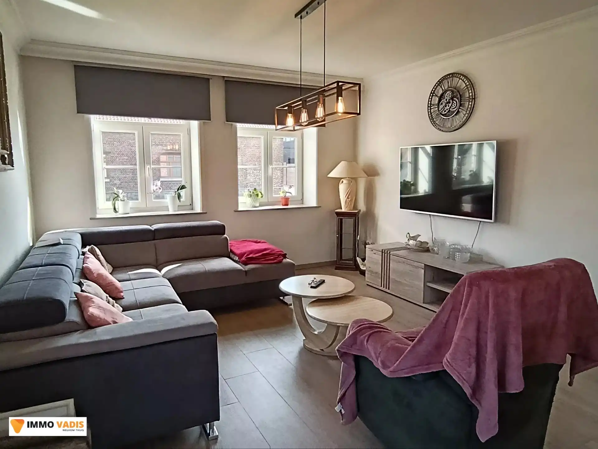 Gezinswoning met 4 slaapkamers, 2 garages, terras en tuin foto 2