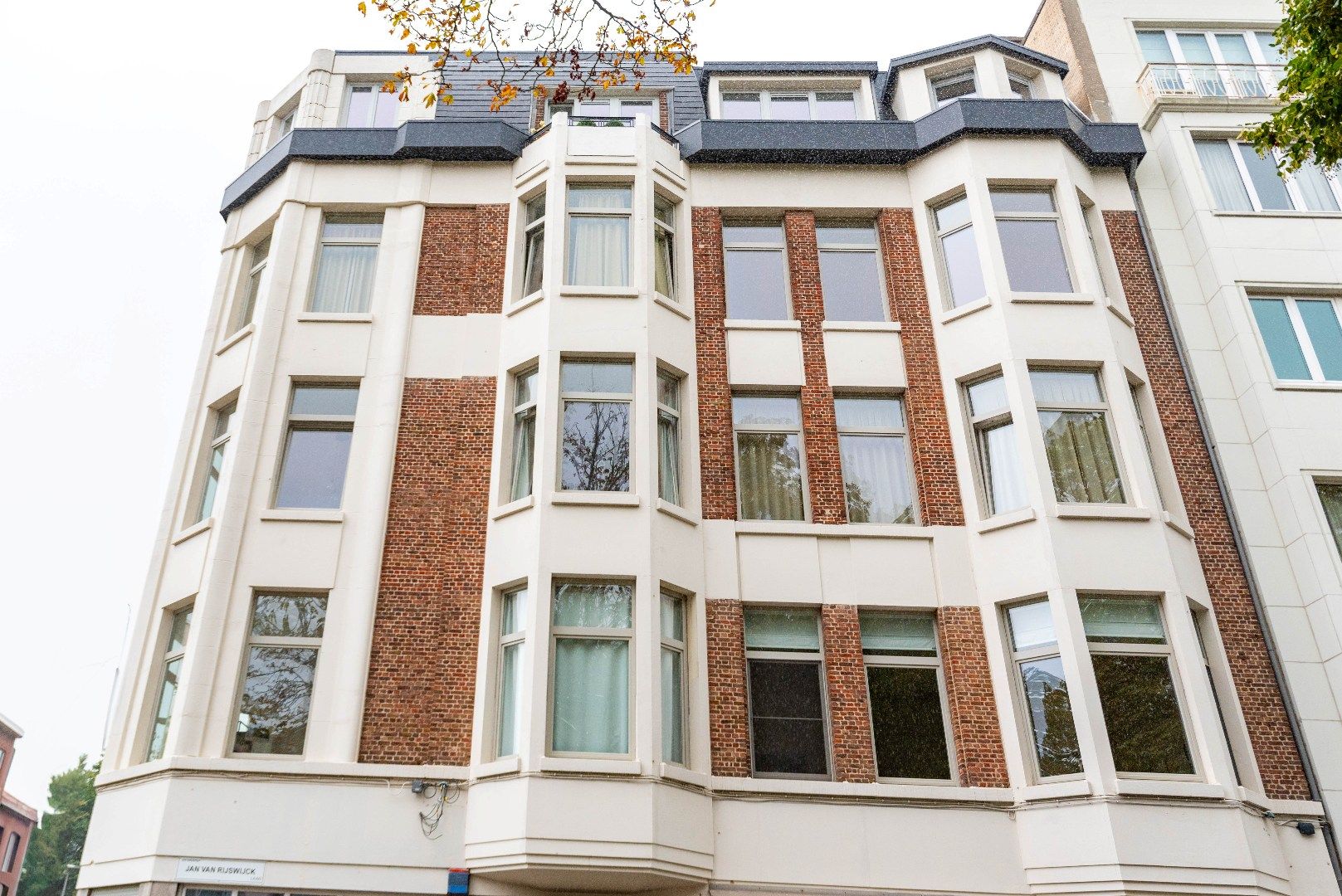 Prachtig gerenoveerd appartement in art deco gebouw foto {{pictureIndex}}