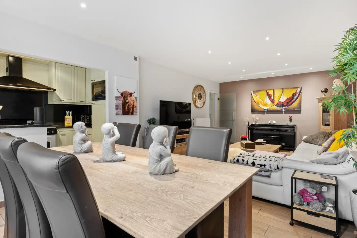 Gezellig, instapklaar app. op 1e verd. met 2 slpk., balkon en een garagebox foto 5